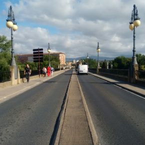Ciudadanos propone unir las dos aceras del Puente de Piedra y eliminar la mediana de la calzada