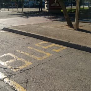 Ciudadanos insta al equipo de gobierno a reformar las paradas de autobuses que no estén alineadas con la calzada